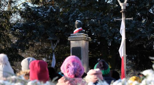 Pomnik Adama Mickiewicza przy szkole podstawowej w Pęgowie