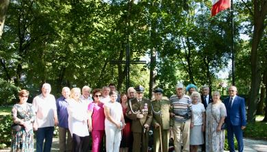 Uczestnicy uroczystości związanych ze Świętem Wojska Polskiego pod Obeliskiem w Obornikach Śląskich