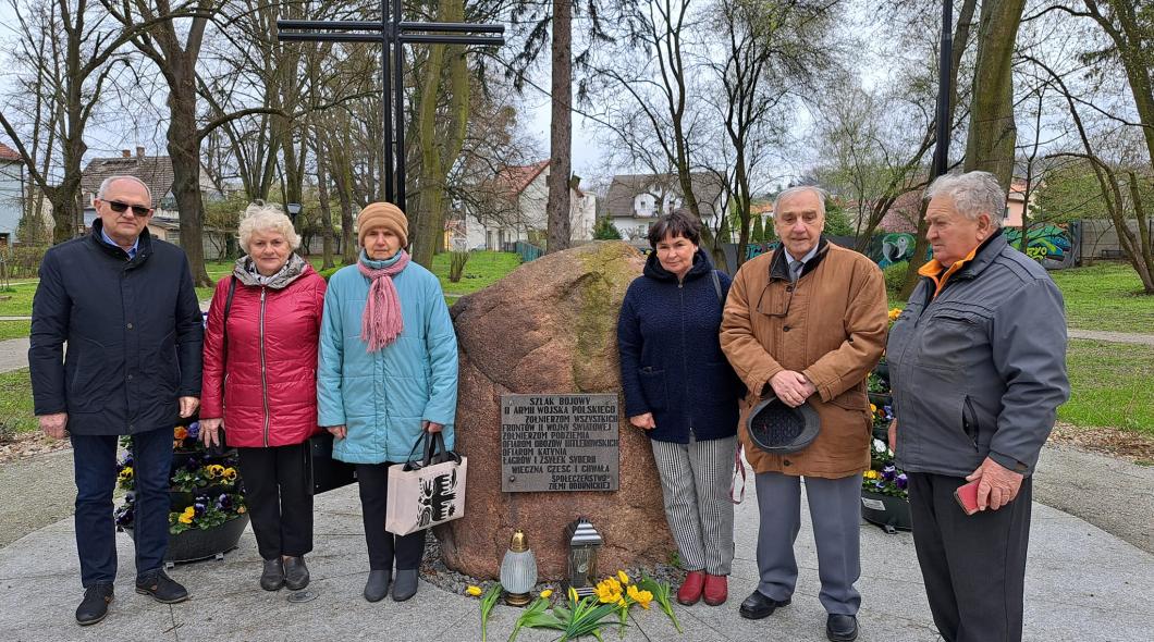 delegacja składa symboliczne kwiaty pod obeliskiem