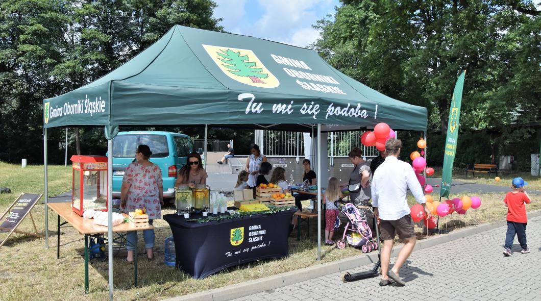 Stoisko promocyjne Urzędu Miejskiego w Obornikach Śląskich podczas Obornickiego Dnia Zabawy
