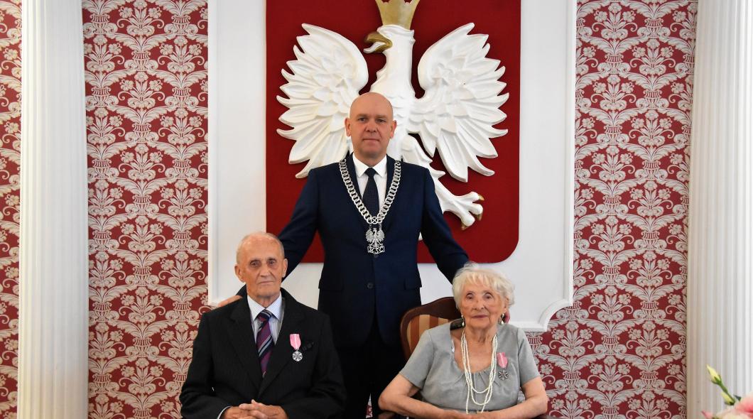 Jubilaci z Burmistrzem Obornik Śląskich Arkadiuszem Poprawą