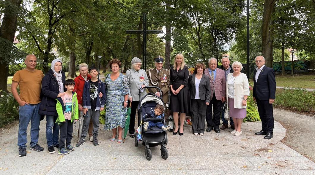 Przedstawiciele Związku Kombatantów i Byłych Więźniów Politycznych, Władz Samorządowych oraz Mieszkańców pod obeliskiem po ceremoni składania wieńców z okazji 79. rocznicy wybuch Powstania Warszawskiego
