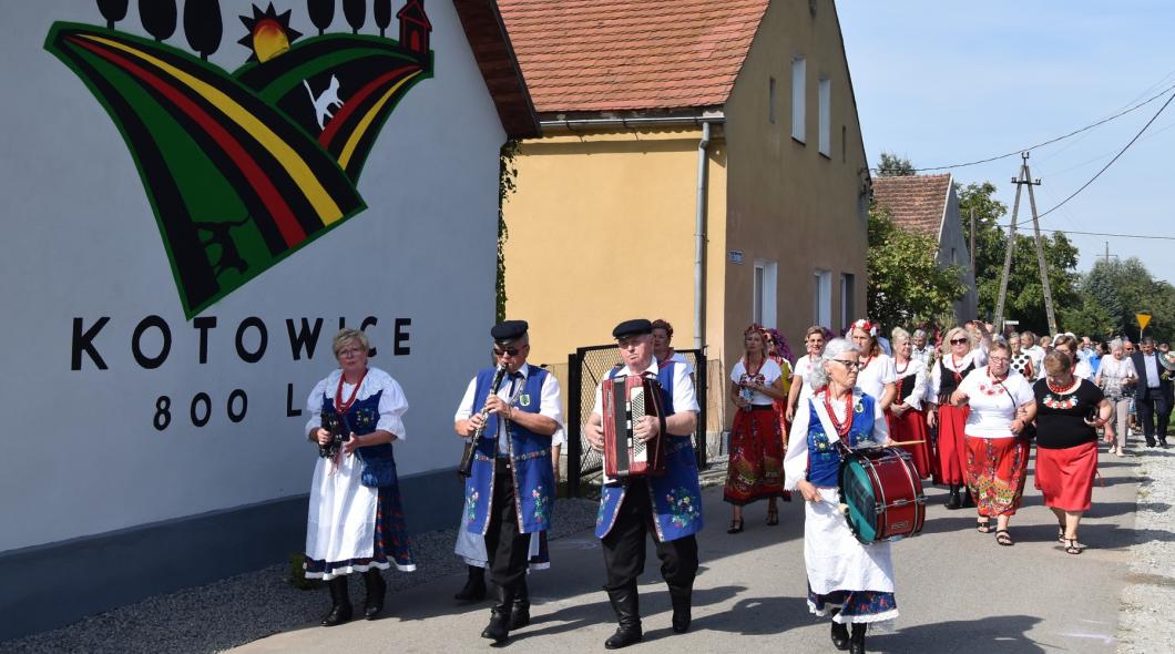 Parada podczas 800 lecia wsi