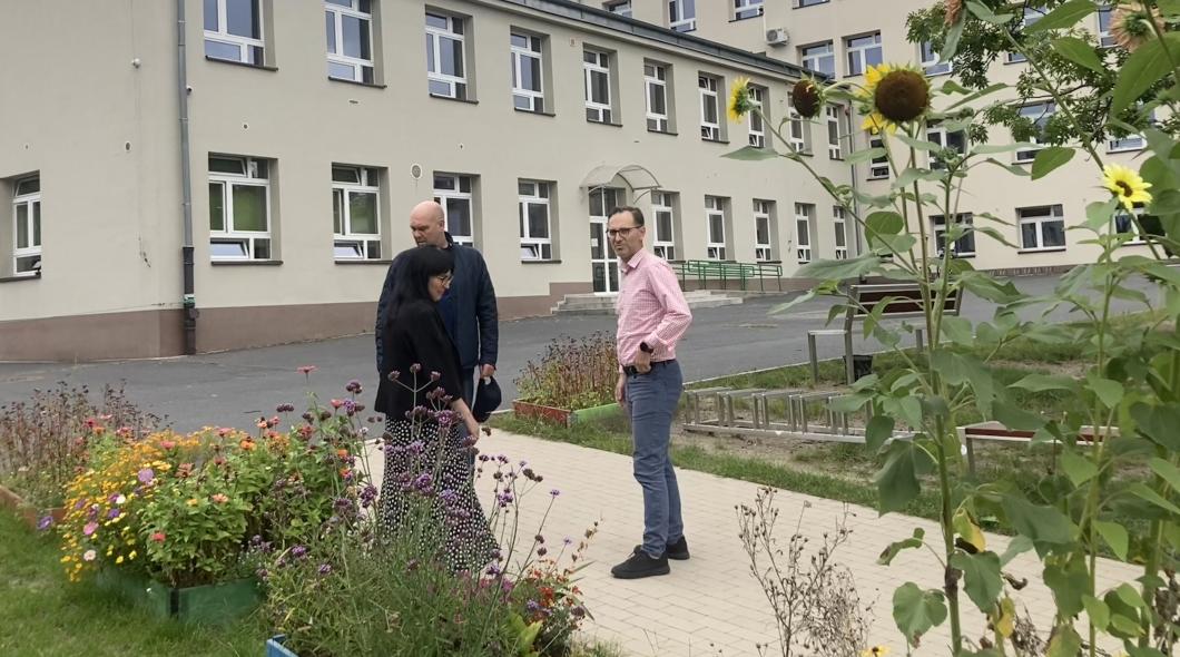 Burmistrz i zastępca stoją przed szkołą podstawową numer 2