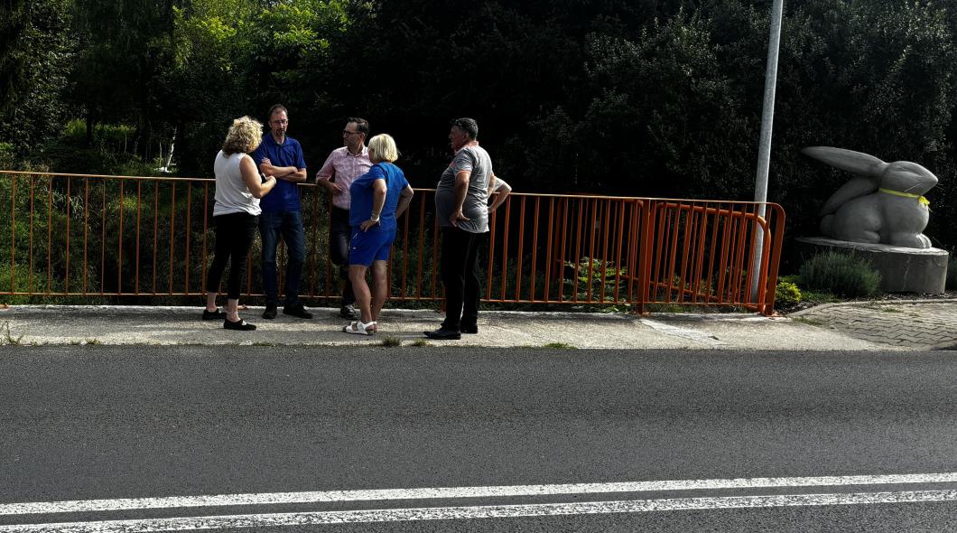 Ludzie stoją na mostku w Zajączkowie