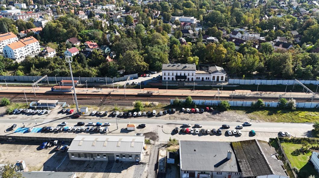 parking przy dworcu pkp w obornikach śląskich