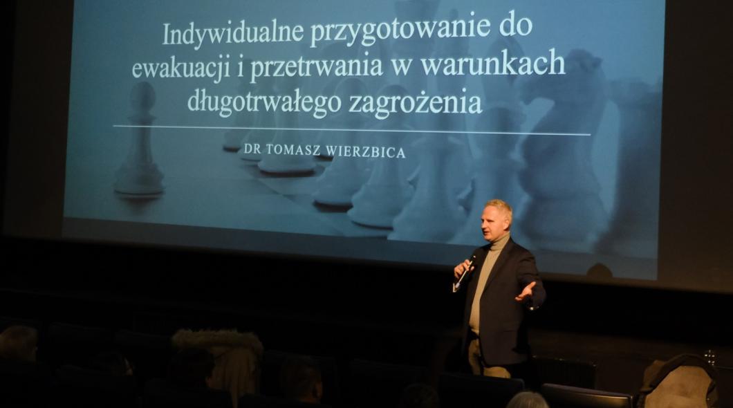 Dr wierzbicki prowadzi szkolenie w sali kina astra