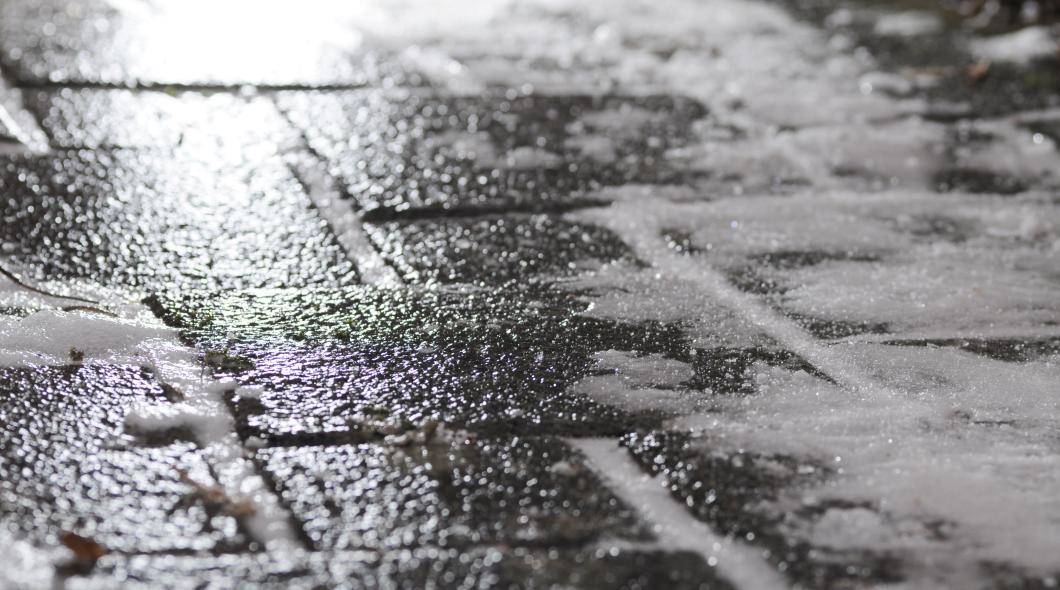 Alert IMGW. Może być ślisko na drogach i chodnikach