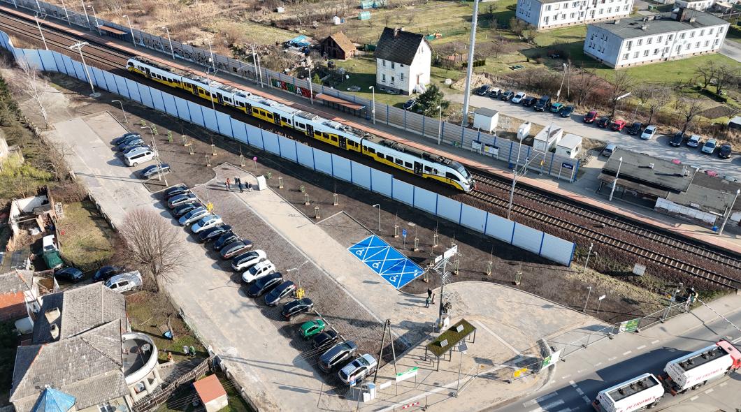 57 miejsc i zielony dach – kończą się prace przy parkingu w Pęgowie