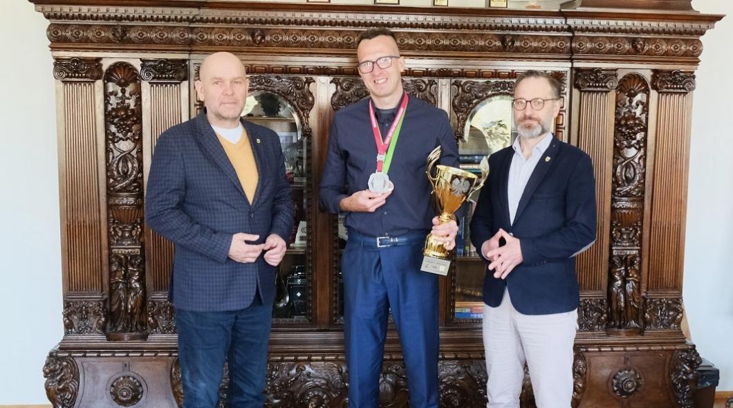 Tomek Kozłowicz z Burmistrzem i Zastępcą Burmistrza