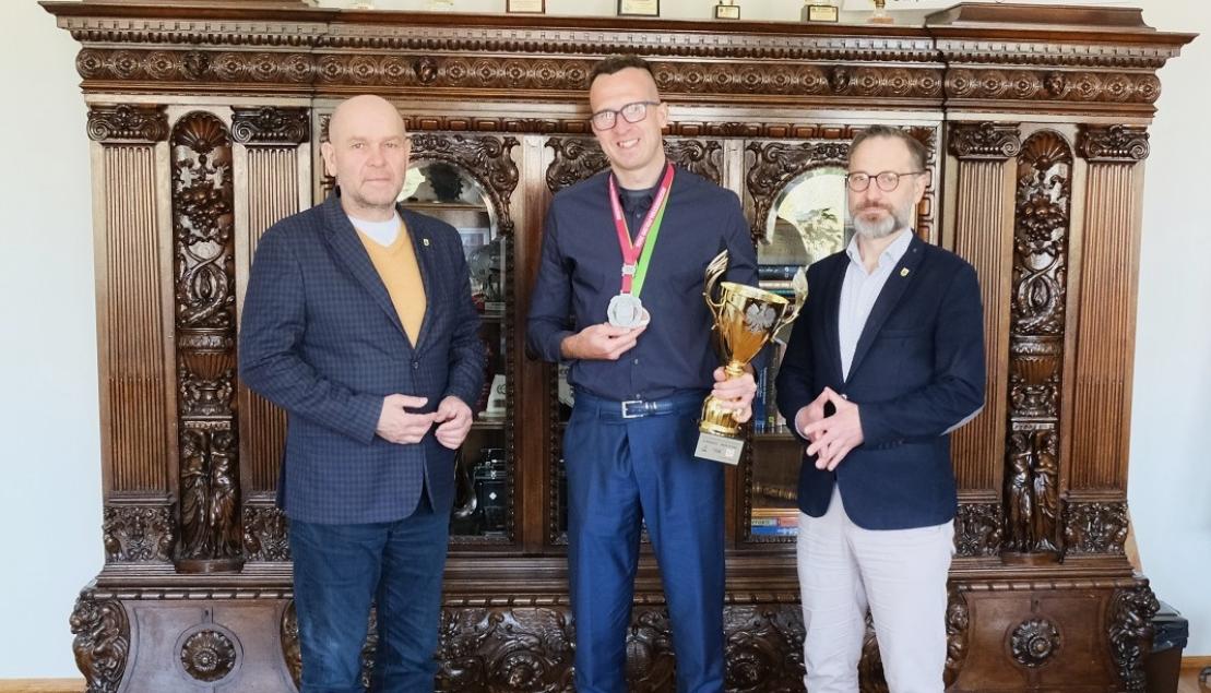 Tomek Kozłowicz z Burmistrzem i Zastępcą Burmistrza