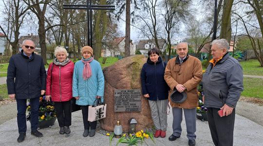 delegacja składa symboliczne kwiaty pod obeliskiem