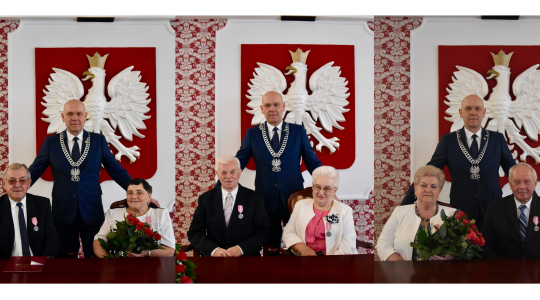3 pary obchodzące 50 lecie wraz z Burmistrzem Arkadiuszem Poprawą