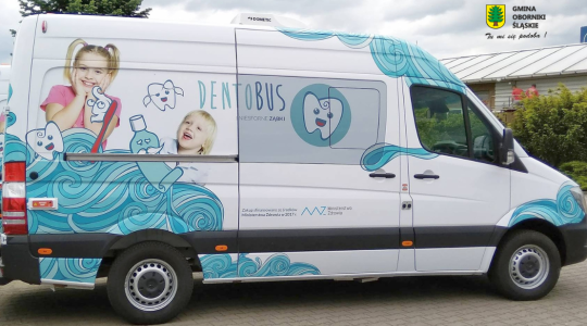 Dentobus, który 22 lipca 2023 roku odbiedzi gminę Oborniki Śląskie