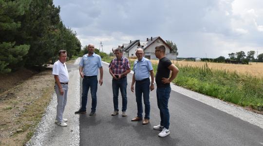 Ulica Kasztanowa w Lubnowie. Na zdjęciu Burmistrz Obornik Śląskich Arkadiusz Poprawa, Zastępca Burmistrza Obornik Śląskich Henryk Cymerman, radny Rady Gminy Oborniki Śląskie Ryszard Szymański i pracownicy Urzędu Miejskiego w Obornikach Śląskich
