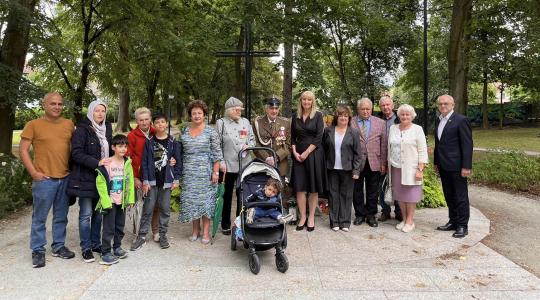 Przedstawiciele Związku Kombatantów i Byłych Więźniów Politycznych, Władz Samorządowych oraz Mieszkańców pod obeliskiem po ceremoni składania wieńców z okazji 79. rocznicy wybuch Powstania Warszawskiego