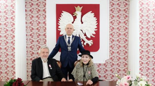 Państwo Halina i Marian Pietrzyk z Burmistrzem 