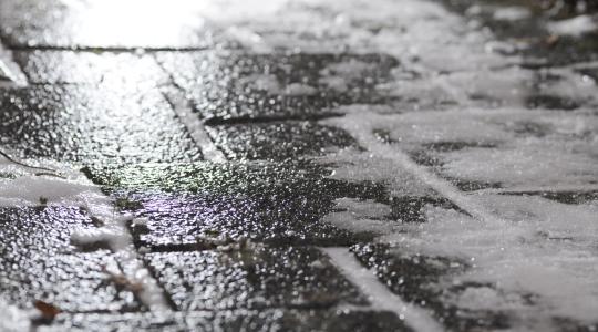 Alert IMGW. Może być ślisko na drogach i chodnikach