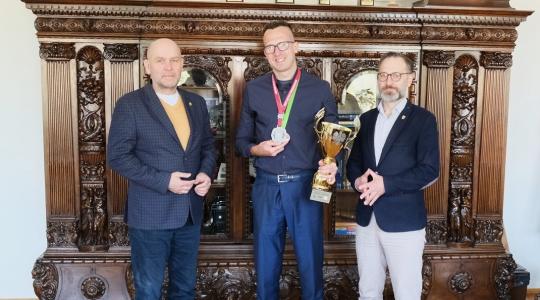 Tomek Kozłowicz z Burmistrzem i Zastępcą Burmistrza