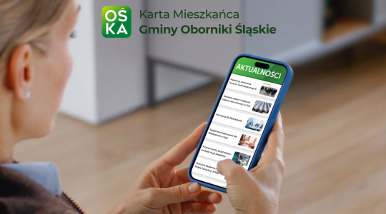 kobieta patrzy w telefon