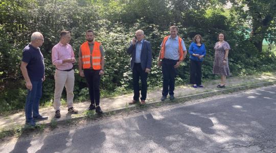 radni i zastępca burmistrza stoją przy drodze