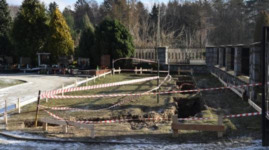 Prace przy budowie kolumbarium na cmentarzu w Obornikach Śląskich