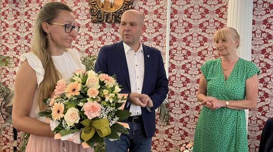 y MiejSkarbnik Agata Pienio przyjmująca gratulację od przewodniczącej Radskiej Agnieszki Zakęś i Burmistrza Arkadiusza Poprawy za wykonanie budżetu.