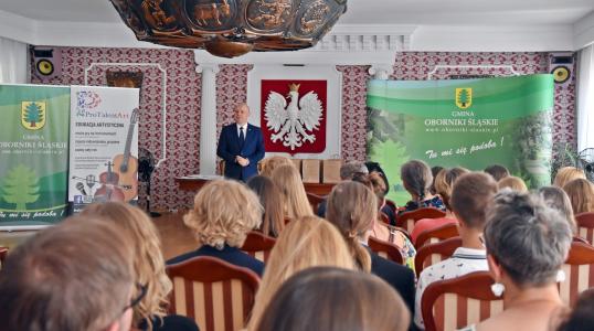 Burmistrz Arkadiusz Poprawa przemawia do zgromadzonych gości