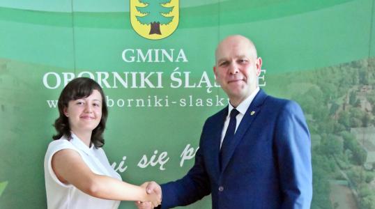 Wyrużniona absolwentka wraz z Burmistrzem Arkadiuszem Poprawą