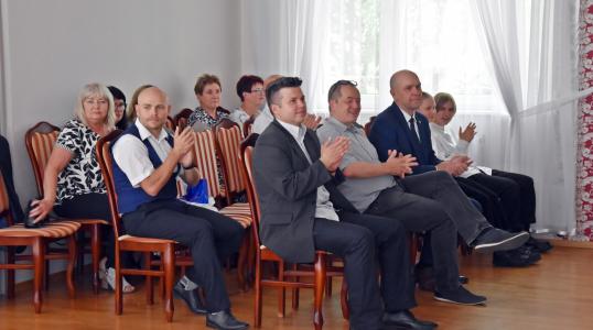 Dyrektorzy, nauczyciele i uczniowie szkół podstawowych, zapproszeni goście i Burmistrz Arkadiusz Poprawa