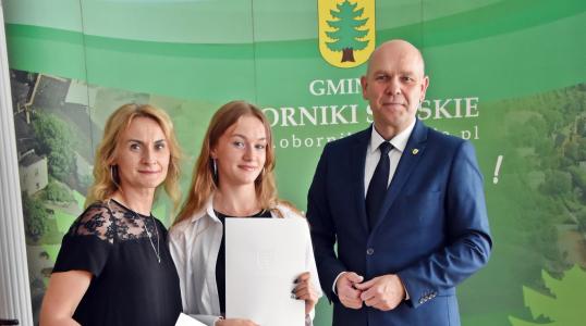 Absolwentka z mamą oraz Birmistrz Arkadiusz Poprawa