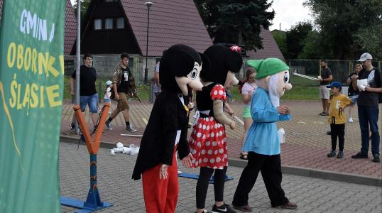 Maskotki Mini, Miki i Smerf podczas Obornickiego Dnia Zabawy
