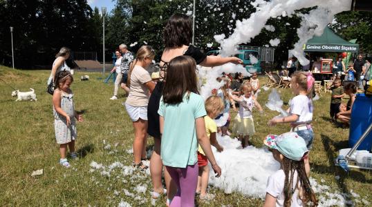 Zabawa najmłodszch i trochę starszych dzieci podczas piana party