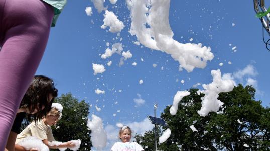 Zabawa najmłodszch i trochę starszych dzieci podczas piana party