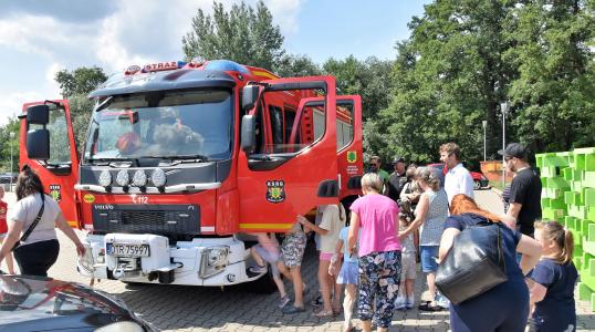 Strażacy z OSP w Obornikach Śląskich prezentują swój wóz