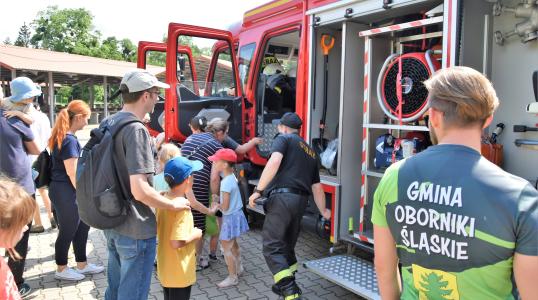 Strażacy z OSP w Obornikach Śląskich prezentują swój wóz