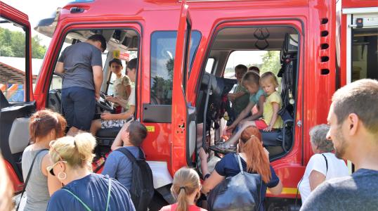 Strażacy z OSP w Obornikach Śląskich prezentują swój wóz