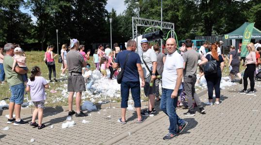 Mieszkańcy uczestniczący w piana party i Burmistrz Obornik Śląskich Arkadiusz Poprawa