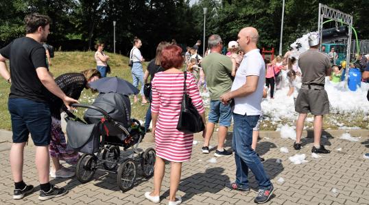 Mieszkańcy uczestniczący w piana party i Burmistrz Obornik Śląskich Arkadiusz Poprawa