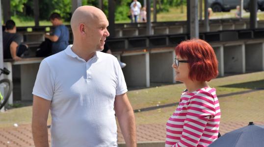 Burmistrz Obornik Śląskich Arkadiusz Poprawa i Mieszkanka uczestnicząca w Obornickim Dniu Zabawy