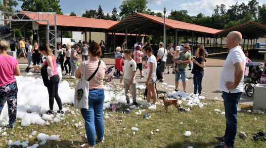 Mieszkańcy uczestniczący w piana party i Brmistrz Obornik Śląskich Arkadiusz Poprawa