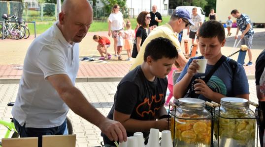 Burmistrz Obornik Śląskich Arkadiusz Poprawa przy stoisku promocyjnym
