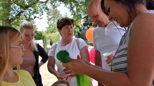 Burmistrz Obornik Śląskich Arkadiusz Poprawa na stoisku Pełnomocnika Burmistrza ds. Zapobiegania Uzależnieniom