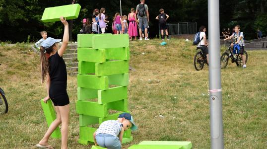 Dzieci bawiące się podczas Obornickiego Dnia Zabawy