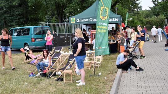 Wypoczywający uczestnicy Obornickiego Dnia Zabawy