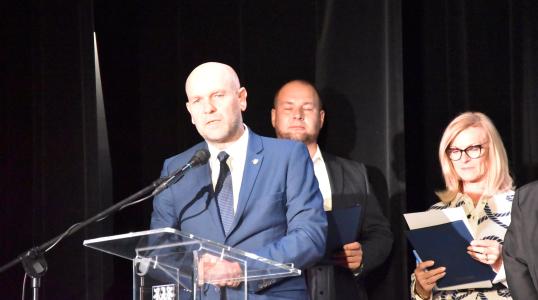 Burmistrz Obornik Śląskich Arkadiusz Poprawa podczas otwarcie XIII Gali "Złote Sowy" 2023