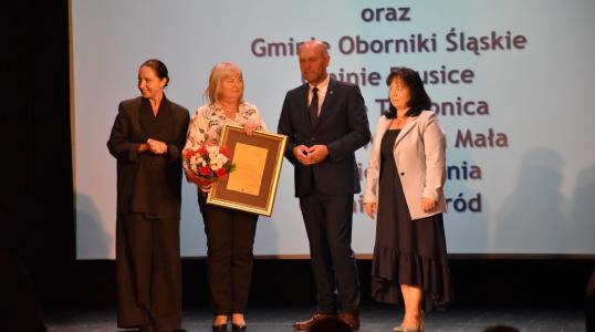 Starosta Powiatu Trzebnickiego Małgorzata Matusiak, Prezes Stowarzyszenia Oświatowego "Sowa" Maria Jaskólska, Burmistrz Obornik Śląskich Arkadiusz Poprawa, Rana Powiatowa Jadwiga Głodowska