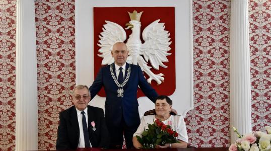 Państwo Elżbieta i Stanisław Żuk z Burmistrzem Arkadiuszem Poprawą