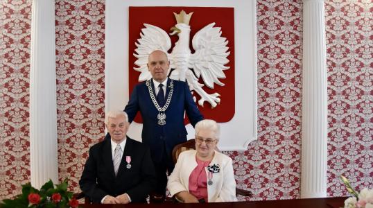 Państwo Halina i Stanisław Kędzia z Burmistrzem Arkadiuszem Poprawą