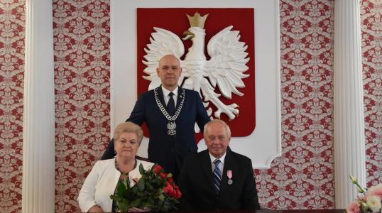 Państwo Genowefa i Tadeusz Janas z Burmistrzem Arkadiuszem Poprawą